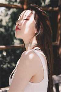 订婚宴上，女友和前任发来亲密相片