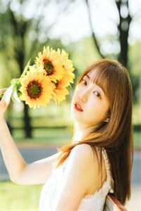 月折梨花，人不似旧年