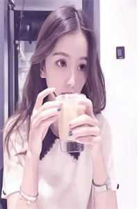 抢走未婚夫青梅项链后，他将奶奶救命血送上拍卖会